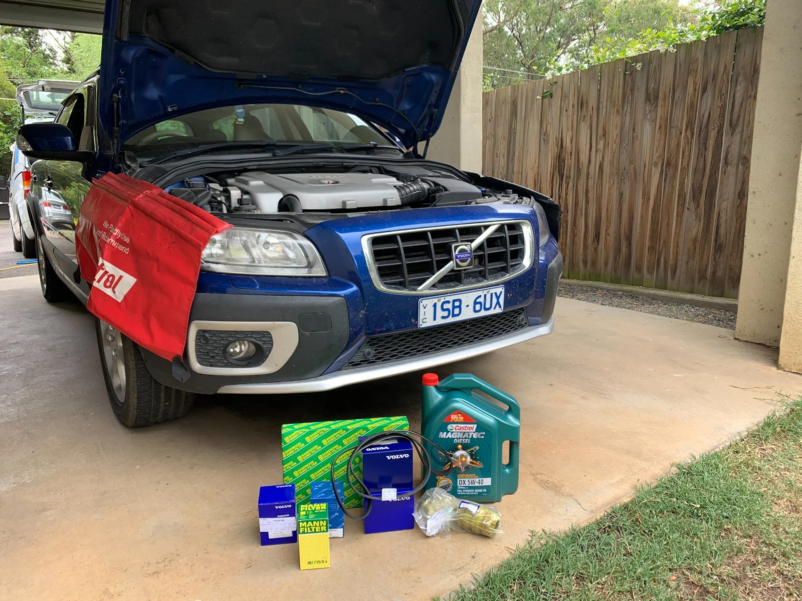 Volvo C70 service parts including Castrol Magnatec oil and genuine Volvo filters